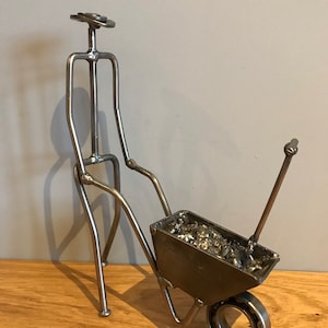 Gärtner Gartenskulptur, mit Schubkarre Metallskulptur, Gartenarbeit, geschweißte Gartenskulptur, Gartengeschenke