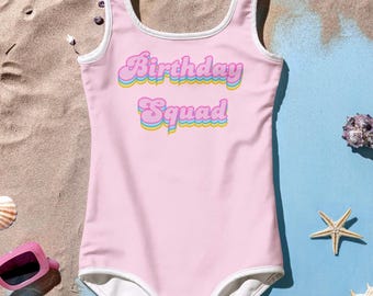 Kostium kąpielowy dla dzieci Birthday Squad: różowo-fioletowy, dopasowany do stroju kąpielowego