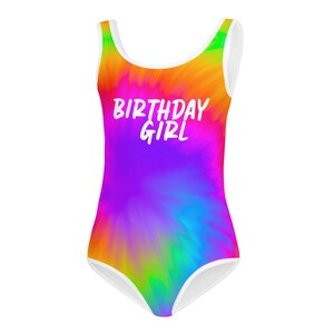 Puede incluir: Un traje de ba&ntilde;o de te&ntilde;ido anudado colorido con un borde blanco y el texto "Birthday Girl" en blanco.