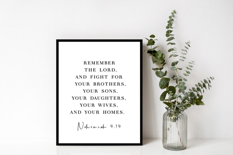 Puede incluir: Arte de pared imprimible en blanco y negro con una cita de la Biblia, Nehem&iacute;as 4:14, "Recuerda al Se&ntilde;or y lucha por tus hermanos, tus hijos, tus hijas, tus esposas y tus hogares."