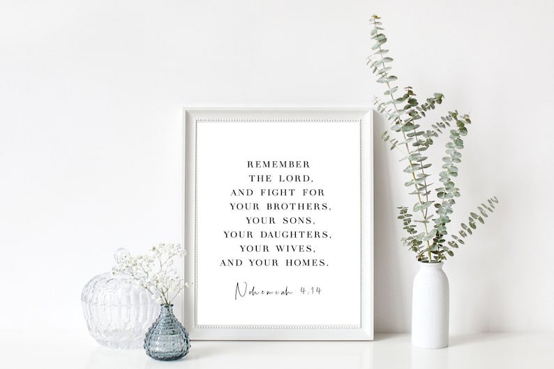 Puede incluir: Una impresi&oacute;n enmarcada en blanco con una cita inspiradora en blanco y negro de la Biblia, "Recuerda al Se&ntilde;or, y lucha por tus hermanos, tus hijos, tus hijas, tus esposas y tus hogares. Nehem&iacute;as 4:14". La impresi&oacute;n est&aacute; sobre una superficie blanca con un jarr&oacute;n de vegetaci&oacute;n y un peque&ntilde;o jarr&oacute;n de vidrio con flores blancas.