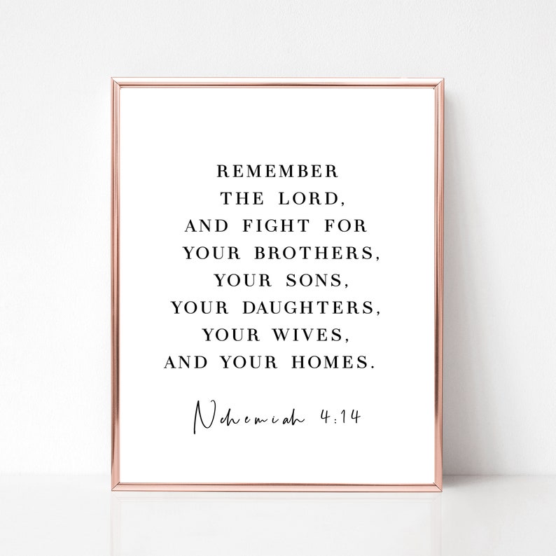 Puede incluir: Una impresi&oacute;n de arte de pared imprimible en blanco y negro con una cita de la Biblia, Nehem&iacute;as 4:14, que dice: "Recuerda al Se&ntilde;or y lucha por tus hermanos, tus hijos, tus hijas, tus esposas y tus hogares."