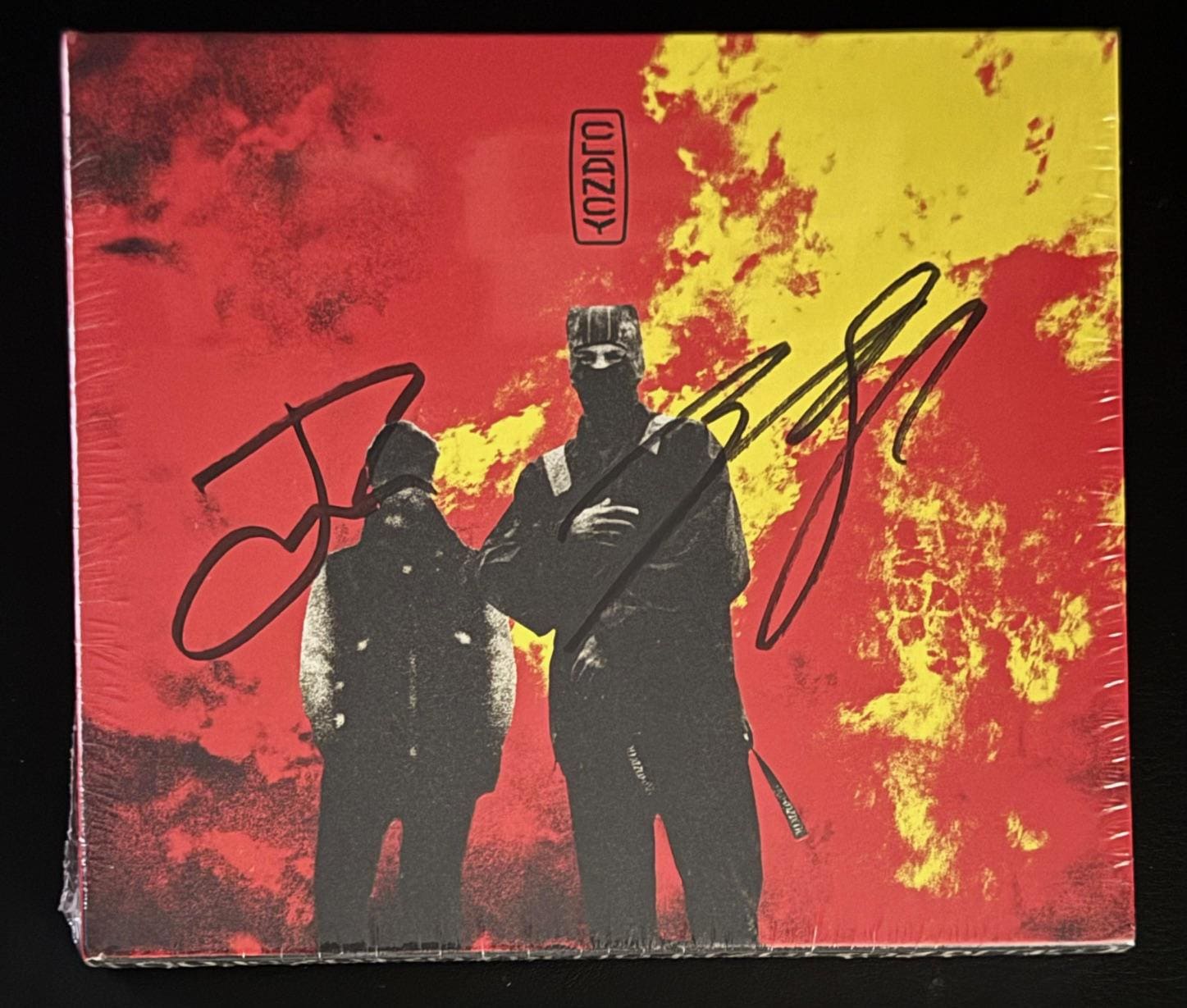 トゥエンティ・ワン・パイロット直筆サイン入り超大型写真…アメリカロックバンド トゥエンティ・ワン・パイロット直筆サイン入り超大型写真