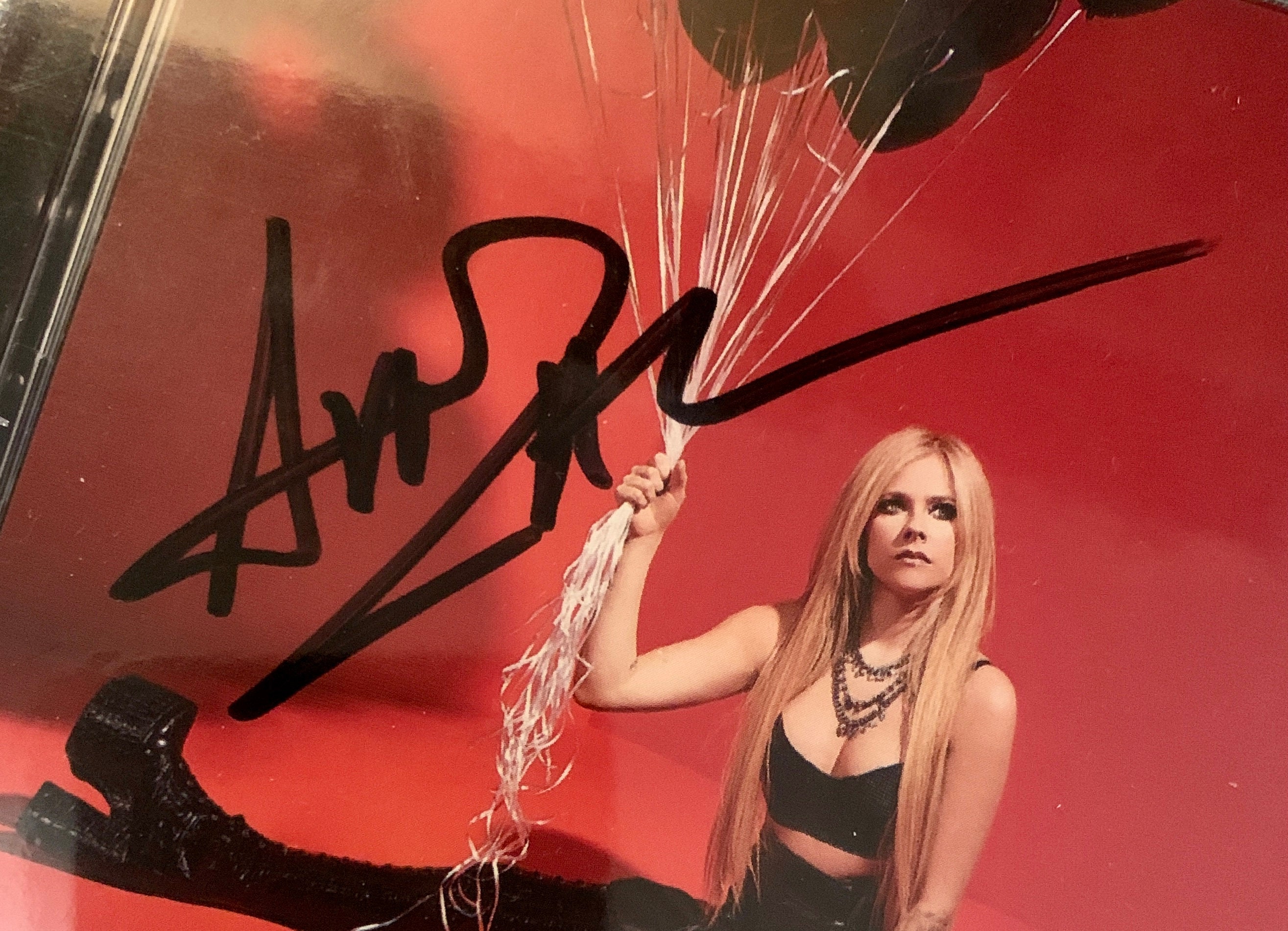 新品定番 直筆サイン入りカセットAvril Lavigne Love Sux アヴリルの