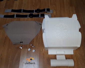Puede incluir: Un kit de disfraz de Stormtrooper de Star Wars de plástico blanco con una capa de tela blanca, dos correas negras y grises y un símbolo imperial de plástico blanco.