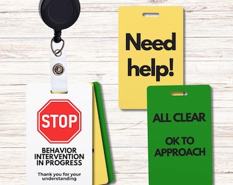Könnte beinhalten: Vier verschiedene farbige ID-Badges mit Text. Das erste Badge ist weiß mit einem roten Stoppschild und dem Text "Verhaltensintervention im Gange. Vielen Dank für Ihr Verständnis." Das zweite Badge ist gelb mit dem Text "Hilfe benötigt!" Das dritte Badge ist grün mit dem Text "Alles klar. Annäherung erlaubt."
