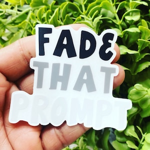 Op de afbeelding: Witte sticker met de tekst "Fade That Prompt" in zwarte, grijze en witte letters.