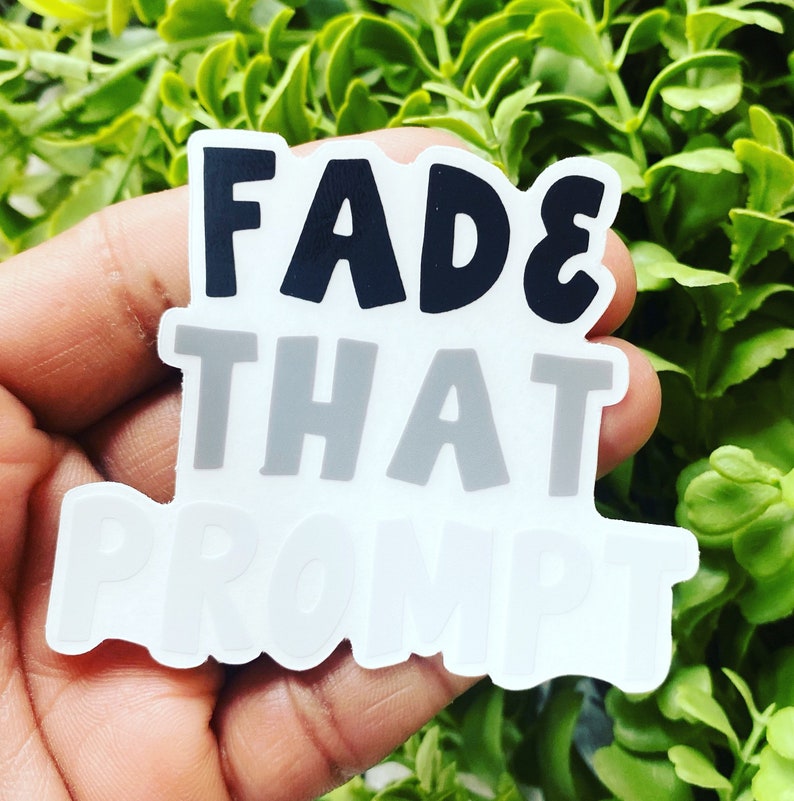 Op de afbeelding: Witte sticker met de tekst "Fade That Prompt" in zwarte, grijze en witte letters.