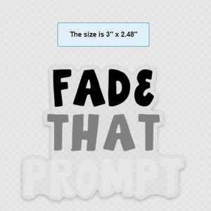 Op de afbeelding: Zwarte en grijze sticker met de tekst "FADE THAT PROMPT" in een vet, speels lettertype. De sticker is 7,62 cm bij 6,3 cm.
