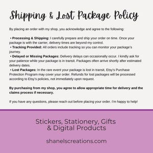 Puede incluir: Un documento blanco con el texto "Shipping & Lost Package Policy" en una fuente manuscrita. El documento describe las pol&iacute;ticas de env&iacute;o, seguimiento y p&eacute;rdida de paquetes. La parte inferior del documento dice "Stickers, Stationery, Gifts & Digital Products".