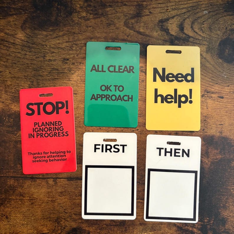 Puede incluir: Un conjunto de tarjetas de comunicaci&oacute;n rectangulares y coloridas. Las tarjetas son rojas, verdes, amarillas y blancas, con texto negro. La tarjeta roja dice "&iexcl;ALTO!" y "IGNORANDO PLANIFICADO EN CURSO". Otras tarjetas dicen "TODO CLARO", "&iexcl;Necesito ayuda!", "PRIMERO" y "LUEGO".