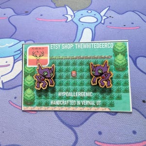 Orecchini Pokemon Sableye, gioielli Pokemon Go fantasma, regalo anime, orecchini carte manga, mostro tascabile viola, orecchini fantasma roccia di cristallo