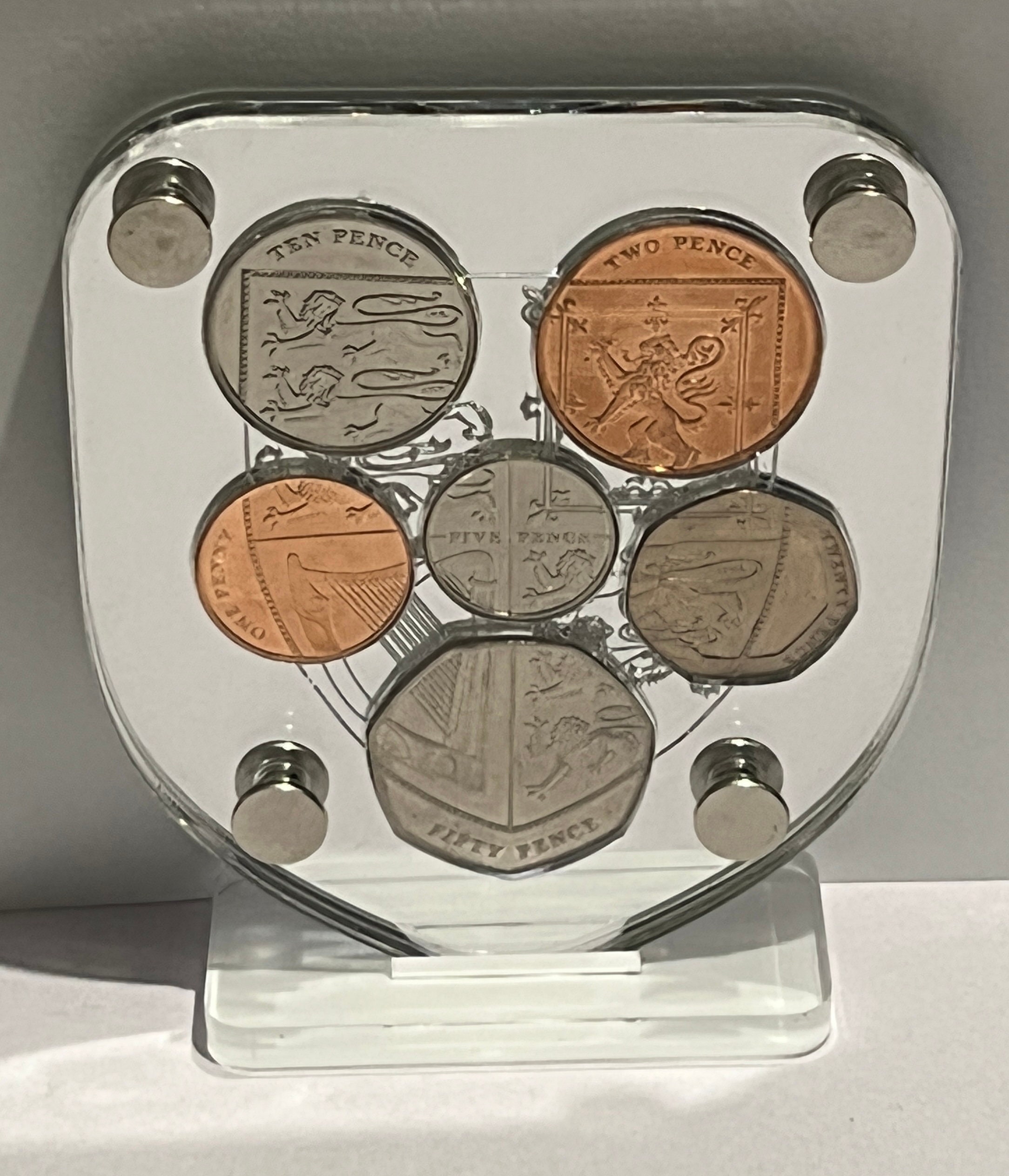 Exhibidor porta-monedas con diseño T invertida