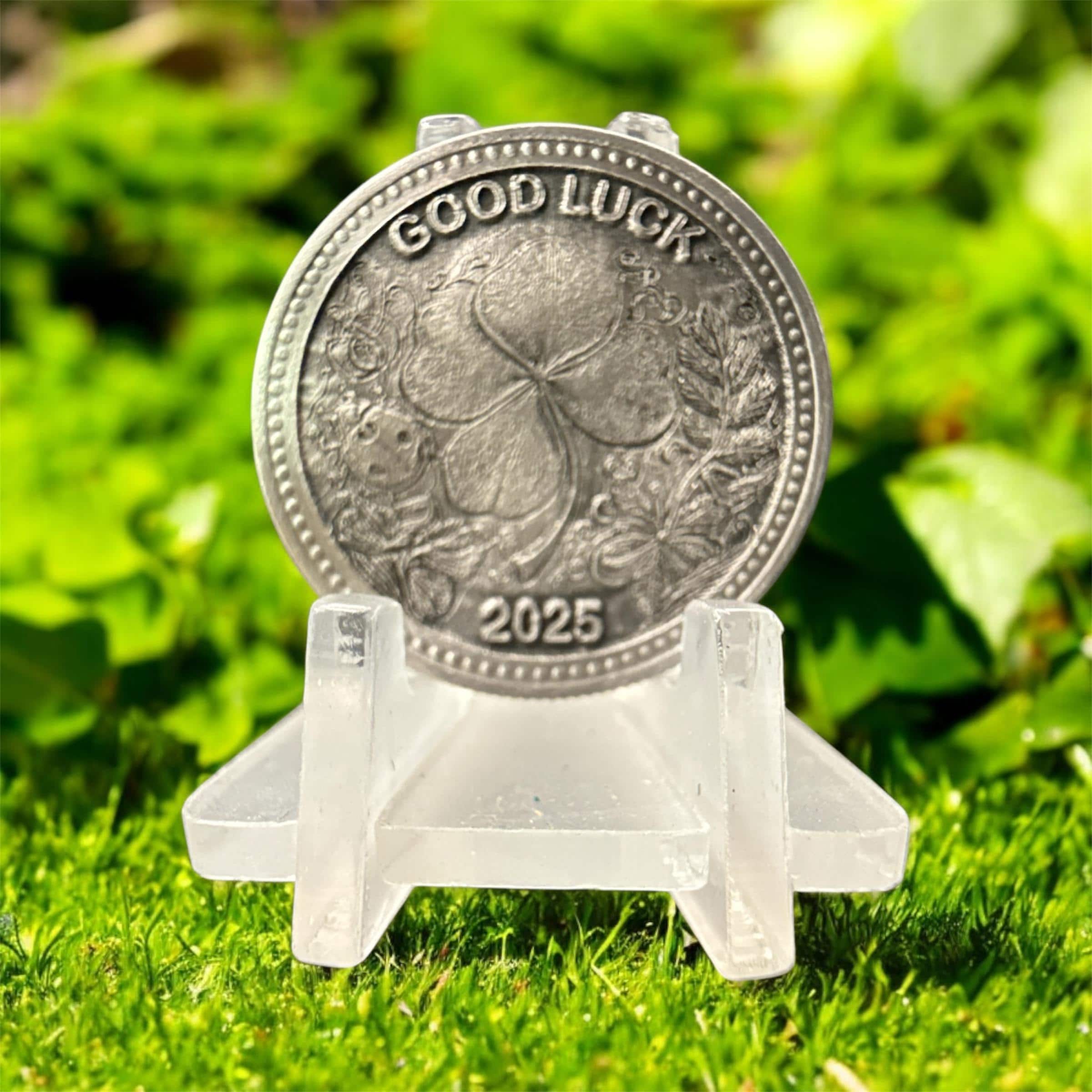 刻印入りシックスペンス：幸運の2025年四つ葉のクローバーコイン