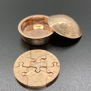 Arte original de monedas, rompecabezas de monedas único, cortado a mano de monedas genuinas de la Isla de Man/Jersey y viene con su propia maceta decorativa.