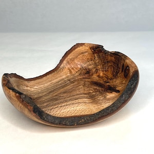 Cuenco decorativo de madera torneado a mano con borde natural de liquidámbar