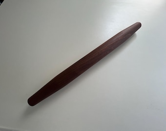 Rolo de massa francês feito à mão, em nogueira.