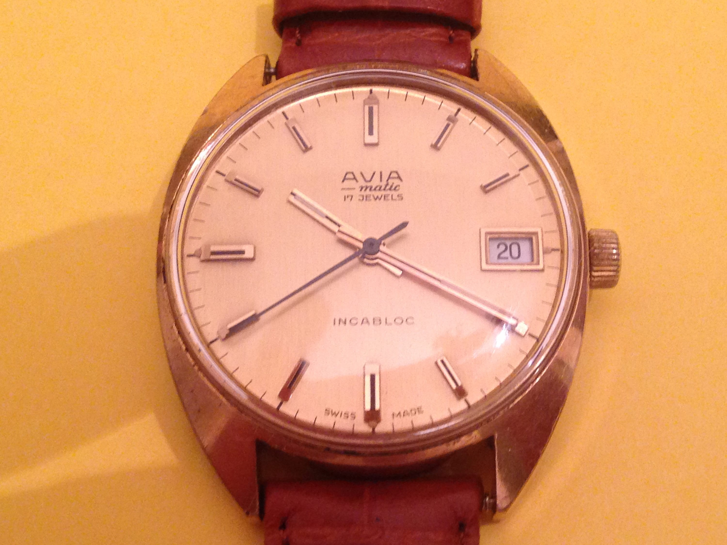CA 1970 s Avia MATIC Men s Watch 17 Jewels Incabloc Swiss Made 35mm x 41mm Date On 3 Quick Set Serviced