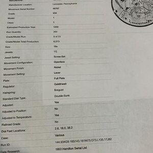 Op de afbeelding: Een document van het American Horology Archive voor een Hamilton Watch Co. Grade 934 horloge. Het document bevat details zoals de fabrikant, locatie, serienummer, kwaliteit, model en geschatte productiejaar van 1899. Een ronde stempel staat in de rechterbovenhoek.