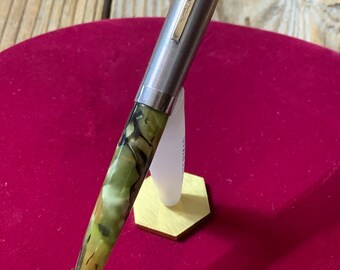 Prototipo 1940 Skyline de Evershap Fountain Pen Co. Diseñado por Henry Dreyfuss. Único en su clase. Capuchón Radical Stripe de acero inoxidable como nuevo