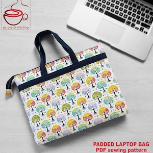Op de afbeelding: Gewatteerde laptoptas met een kleurrijk boompatroon. De tas heeft een marineblauwe rits en handvatten. De tekst "my cup of stitching" staat linksboven. De tekst "PADDED LAPTOP BAG PDF sewing pattern" staat rechtsonder.