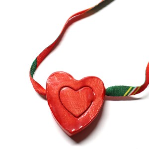 Herz Anhänger - Keramik Anhänger Halskette von Franko B, Zeitgenössische Kunst/Schmuck