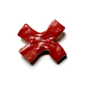 Chunky Cross Brosche - Keramik Brosche von Franko B, zeitgenössische Kunst