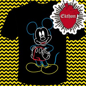 Puede incluir: Camiseta negra con un contorno de Mickey Mouse en azul neón, rojo y amarillo. El texto "Ekthon" está en un corazón rojo con un contorno blanco.