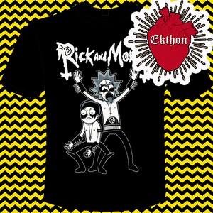 以下が含まれることがあります： 黒いTシャツに、リックとモーティがメタルミュージシャンに扮した白いグラフィックがプリントされています。キャラクターの上に「リックとモーティ」の文字があります。グラフィックには、ペンタグラムやその他のメタルにインスパイアされたイメージが含まれています。
