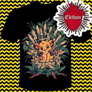 Puede incluir: Una camiseta negra con una imagen de dibujos animados de un cachorro de león sentado en un trono hecho de espadas. El trono está rodeado de hojas verdes y enredaderas. El cachorro de león lleva una corona y tiene una expresión seria en su rostro. El texto "Ekthon" está impreso en blanco sobre un corazón rojo en la esquina superior derecha de la imagen.