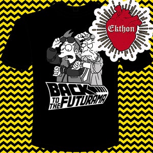 Puede incluir: Camiseta negra con una ilustración en blanco y gris de dos personajes de Futurama. El texto "Back to the Futurama" está impreso en la camiseta.