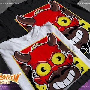 Puede incluir: Dos camisetas con un diseño de Halloween Simpsons. El diseño presenta un diablo rojo con ojos amarillos y una cara marrón. El texto "Halloween Simpsons" está impreso en la parte inferior de la camiseta blanca.