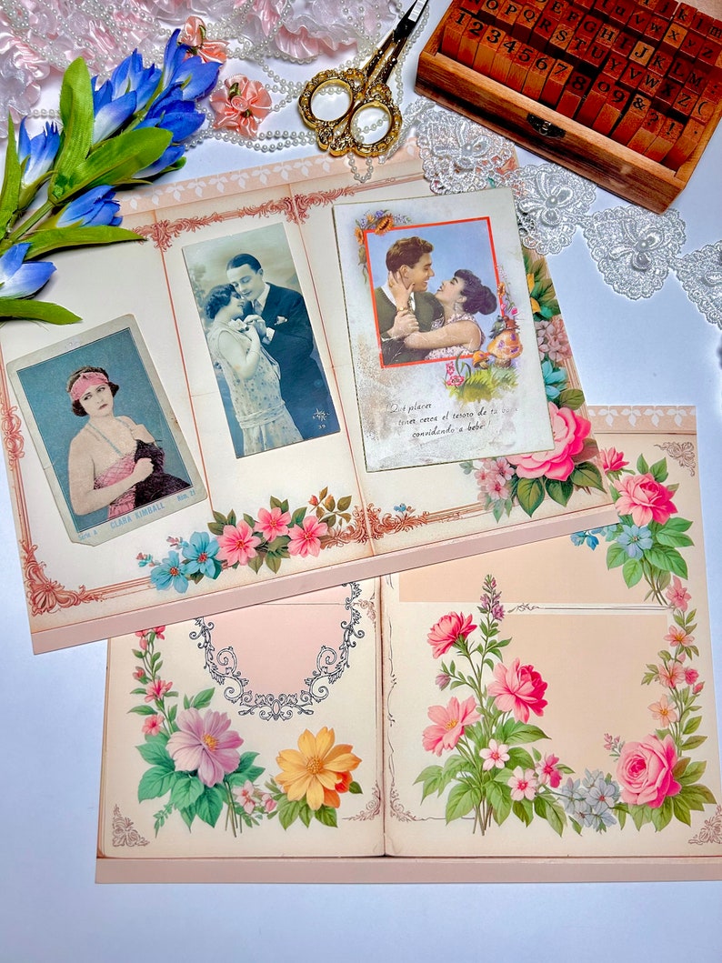 K&ouml;nnte beinhalten: Ein Vintage-Scrapbook mit floralen Designs und drei Fotoeins&auml;tzen. Das Scrapbook hat einen rosa Hintergrund und zeigt eine Vielzahl von Blumen, darunter Rosen, G&auml;nsebl&uuml;mchen und Lilien. Die Fotoeins&auml;tze sind alle in Schwarzwei&szlig; und zeigen Portr&auml;ts von Personen.