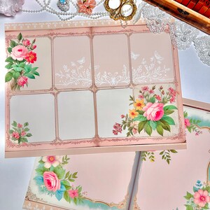 K&ouml;nnte beinhalten: Ein rosa-wei&szlig;es Scrapbook mit floralen Designs und leeren Seiten zum Journaling. Das Scrapbook ist ge&ouml;ffnet und zeigt eine leere Seite mit einem floralen Rand.