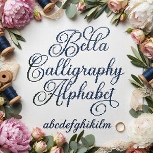 Puede incluir: Un patrón de punto de cruz sobre tela blanca con el texto azul oscuro Bella Calligraphy Alphabet y las letras minúsculas abcdefghikilm, rodeado de peonías rosas y blancas, hojas verdes, carretes de hilo azul y un anillo dorado.
