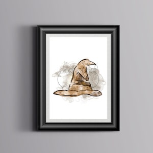 Może przedstawiać: Aquarela przedstawiająca Kapelusz Sorterujący z serii o Harrym Potterze. Kapelusz jest brązowy i ma spiczasty wierzchołek. Jest otoczony akwarelowym tłem w kolorze szarym i białym.