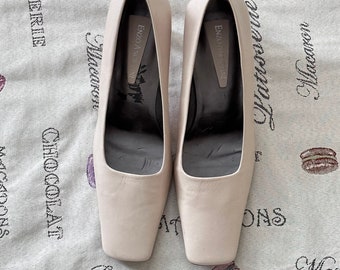 Vintage 90s Ivory shoes square toe, size 7.5  #10082