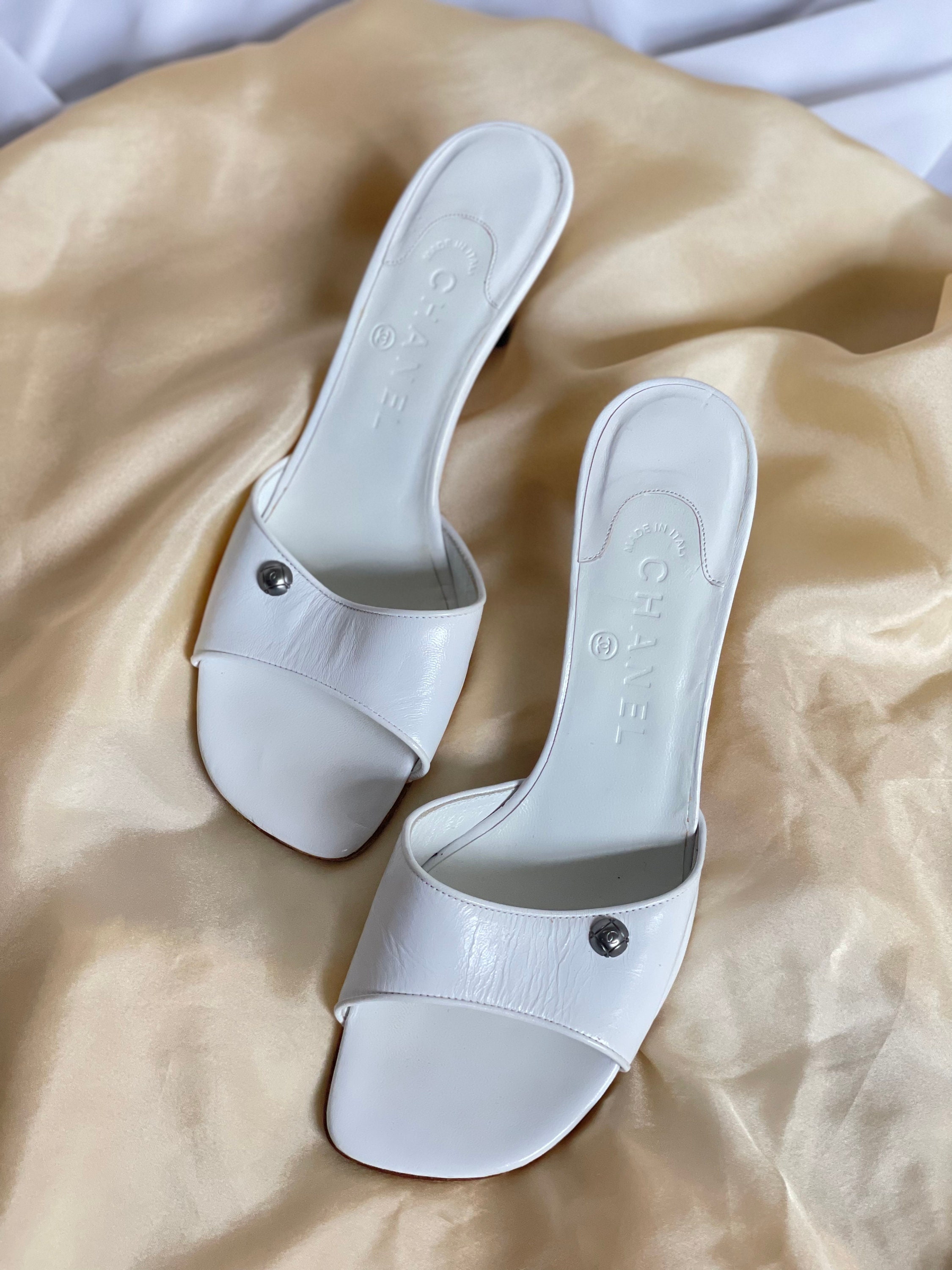 CHANEL SHOES MULES SANDALS IN TERRY CLOTH 40 BLANC WHITE SANDALS ref.784635  - Joli Closet