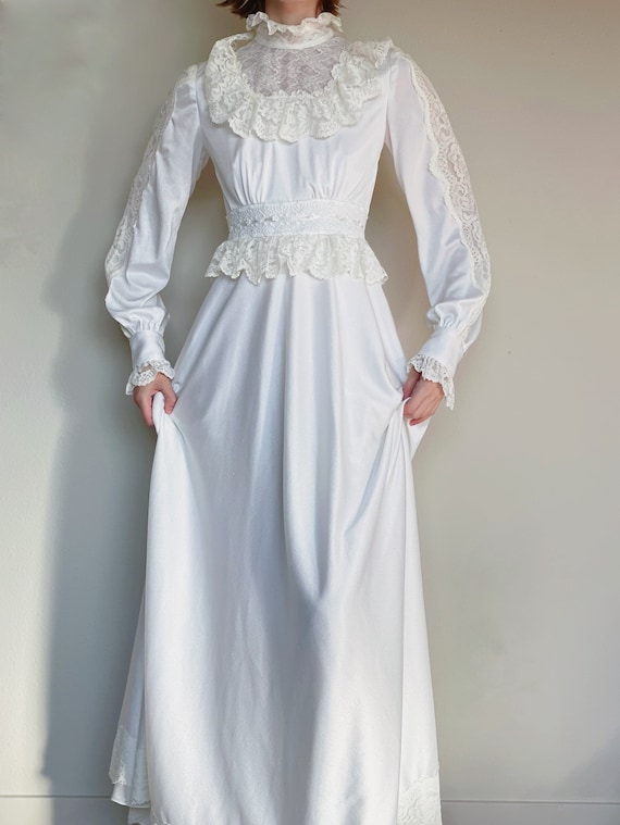 Vintage 70s Victorian style ivory wedding dress, … - image 1