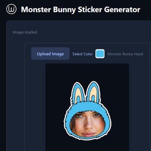Op de afbeelding: Een website-interface voor een "Monster Bunny Sticker Generator" met twee stickeropties: een blauwe konijnenkop en een roze volledig lichaam. Elke sticker toont een gezicht. Knoppen zijn "Afbeelding uploaden", "Kleur selecteren" en "PNG/JPG downloaden".