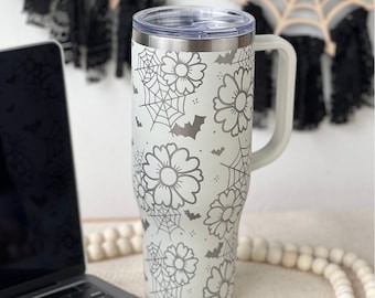Eleganter Halloween Becher SVG - Gravierbares Design mit Blumen, Spinnennetzen und Fledermäusen