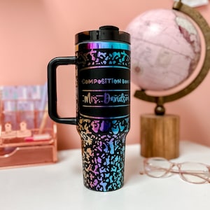 Personalisierter Full Wrap Becher, Regenbogen Kompositionsbuch mit Namen, Benutzerdefinierte 40 Unzen Becher, Lehrer Geschenk, Schulanfang, Anerkennung des Lehrers