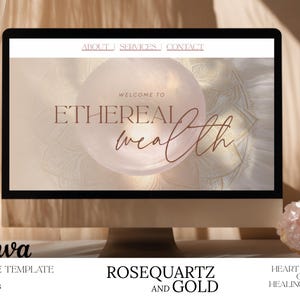 Könnte beinhalten: Ein Computermonitor zeigt eine Website-Vorlage mit dem Text "ETHEREAL wealth" in einer eleganten Schriftart. Das Design weist Rosé-Quarz- und Goldakzente auf, mit dem Canva-Logo und Website-Details unten. Rechts befindet sich ein Rosenquarz-Kristall.