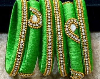 Conjunto de pulseras de seda verde lima hechas a mano: trabajo en piedra Kundan india, talla 2.6