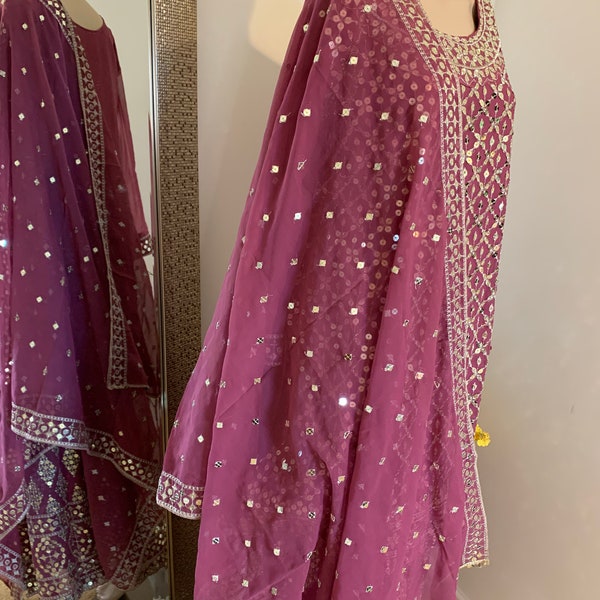 Light burgundy 3 pcs angrakha has very heavy silver foil,reshmi golden thread.It’s neck and border works are gorgeous.Size 40”42”44”