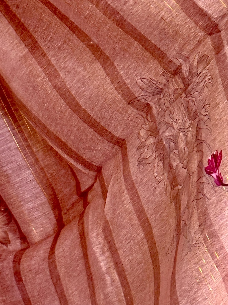 Op de afbeelding: Een close-up van een roze en witte gestreepte stof met een bloemenpatroon. De stof heeft een subtiele glans en een textuur.