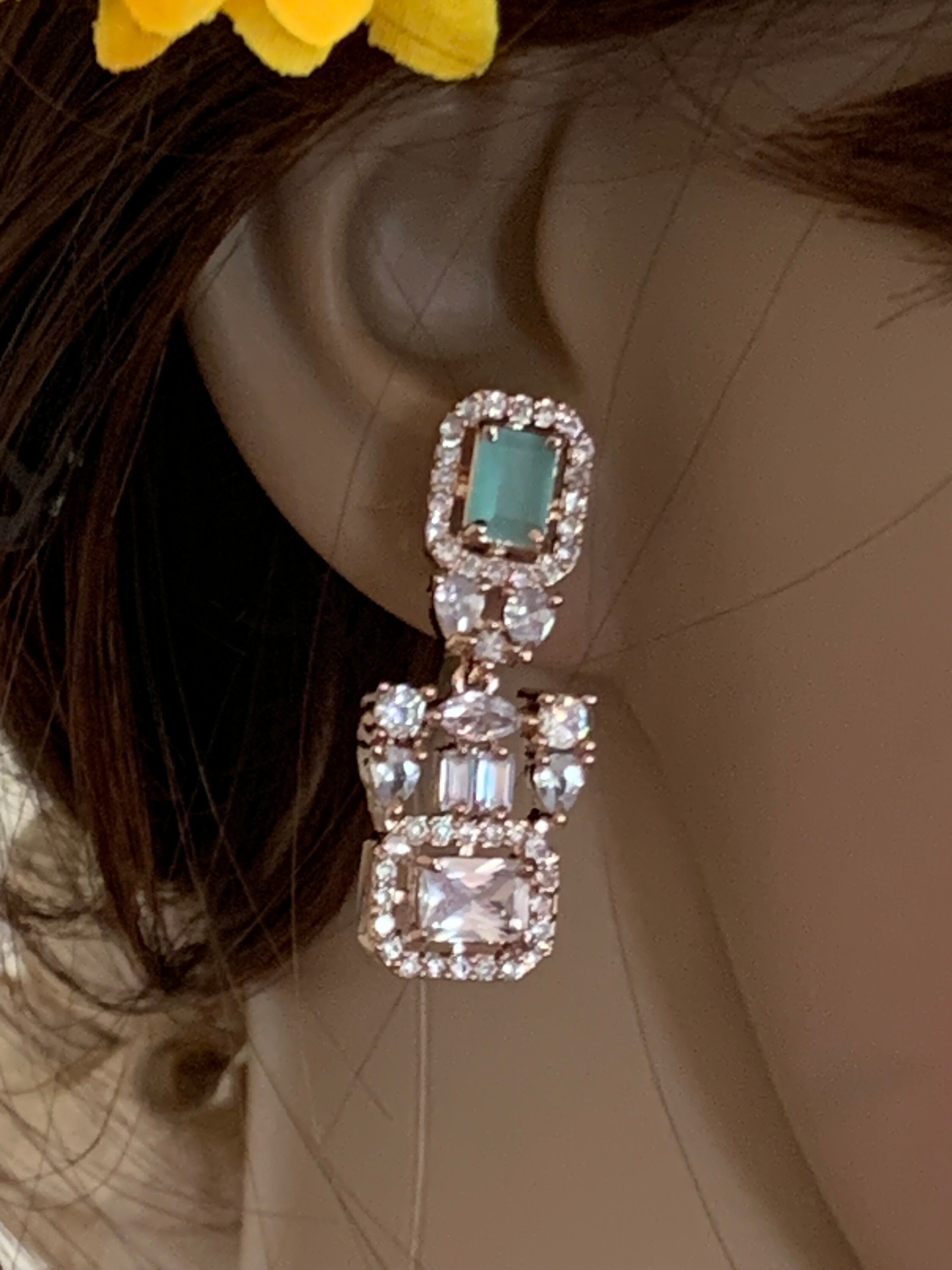 Ensemble Bijoux (collier Et Boucles D'oreilles) En Pierres Vertes Chatoyantes - Neuf Avec étiquettes