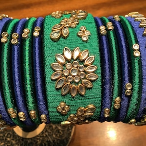 Set di bracciali da sposa fatti a mano in blu reale e verde, realizzati con filo resumi, pietre lavorate e kundan.