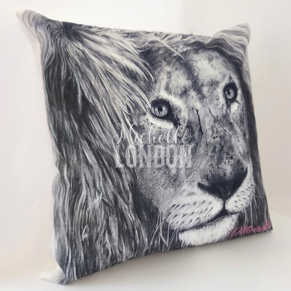 KING SHANE - Housse de coussin de lion sur mesure en faux daim dans un style contemporain classique noir et blanc. Œuvre originale