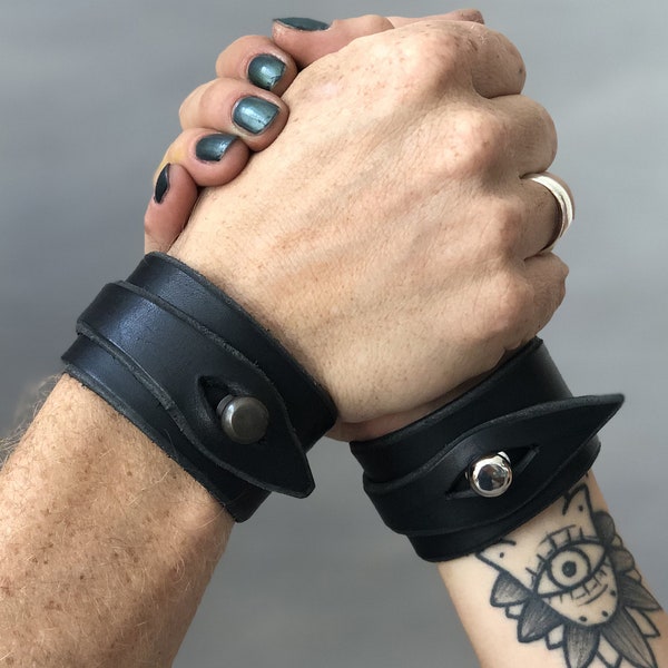 Pulsera del manguito de cuero negro para hombres y mujeres, pulsera de diseño de cuero de grano completo, herrajes de latón sólido, hecho en Italia pulsera de cuero